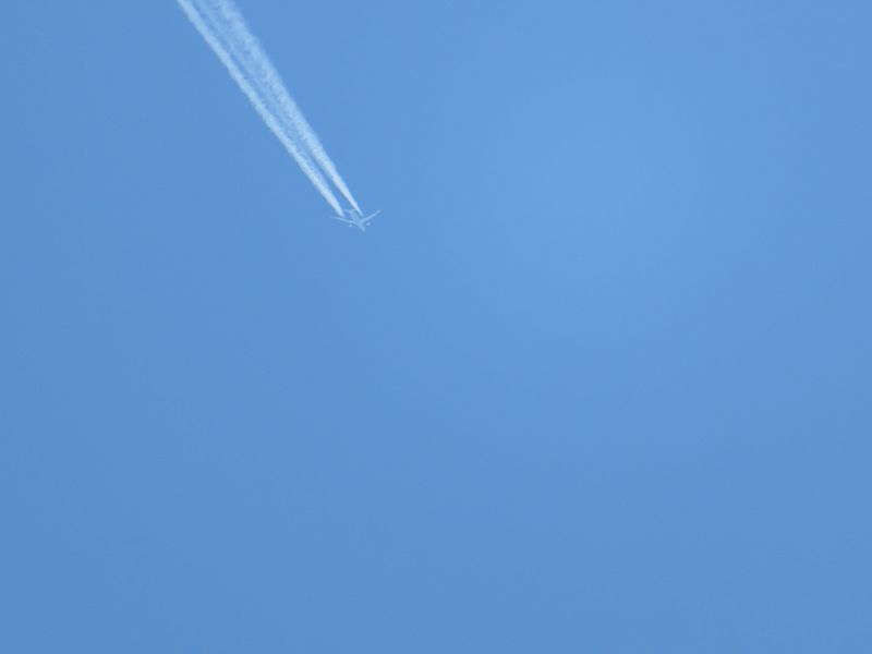 飛行機雲は立体的なのに紙を切り抜いたような飛行機。