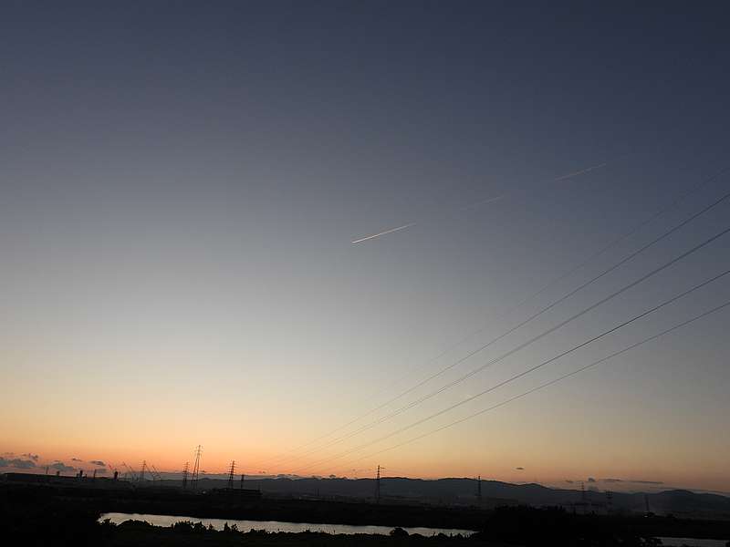 夕暮れの飛行機雲