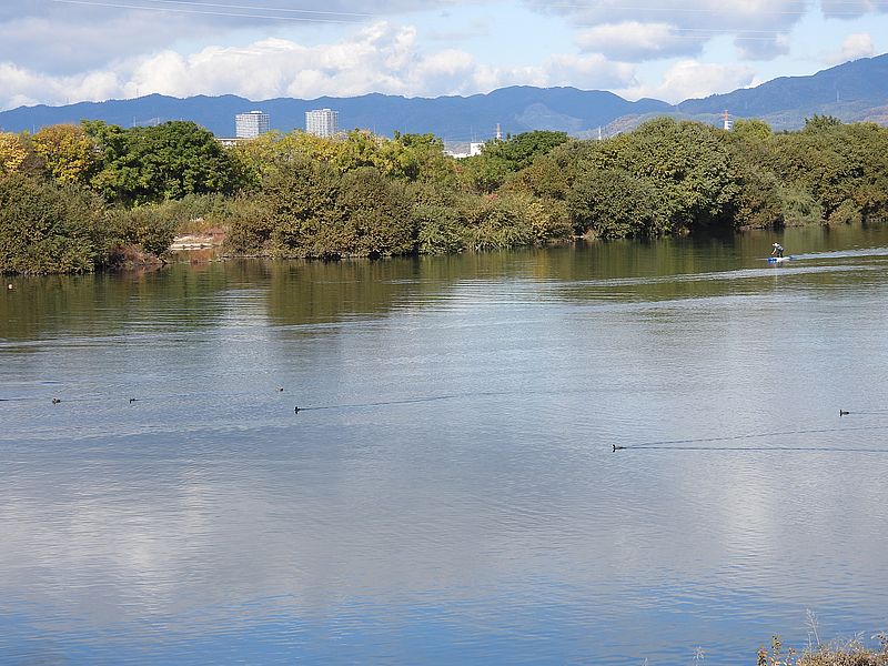 やってくるゴムボート