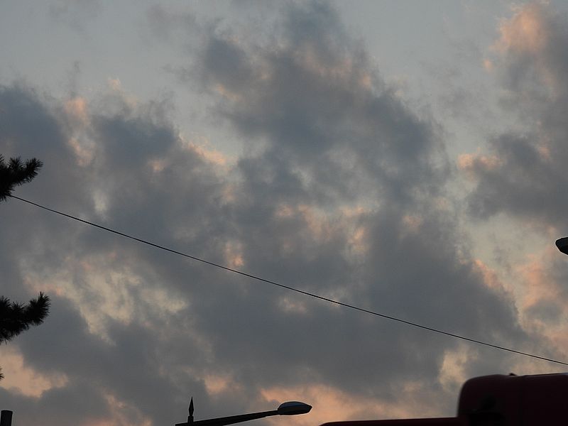 まだ明るい夕暮れの空
